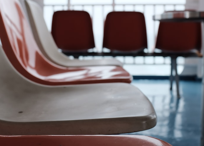 泰安高铁站按摩椅占座争议引发关注