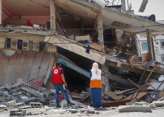 加沙家庭惨遭轰炸，幸存者独坐废墟心碎痛哭