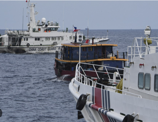 中方依法拦截菲律宾船只：严正执法遭遇无视警告与恶意碰瓷