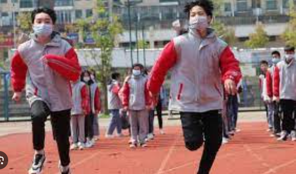重庆7岁女童体育课猝死，家长质疑校方急救不力，校医请假当时不在