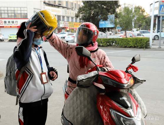 湛江小学生戴头盔上下学引争议 教育局回应并澄清政策