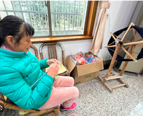 宁波69岁“毛衣奶奶”5年织200多件暖心毛衣送山区娃