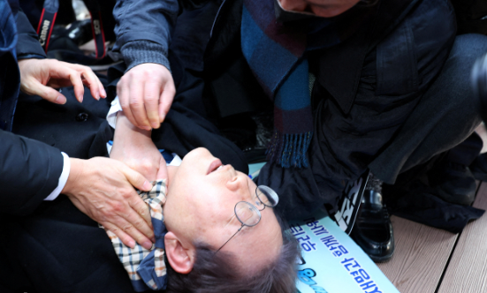 韩国在野党党首遇袭案嫌犯身份曝光：67岁无前科，携18厘米长刀实施