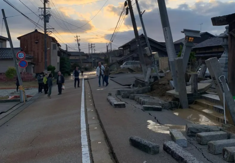 日本能登半岛7.6级地震引发地壳运动，肉眼可见的地面波动震惊居民