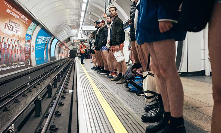 伦敦举办“冬日无裤”地铁活动，百名勇者赤腿搭乘，成为独特风景