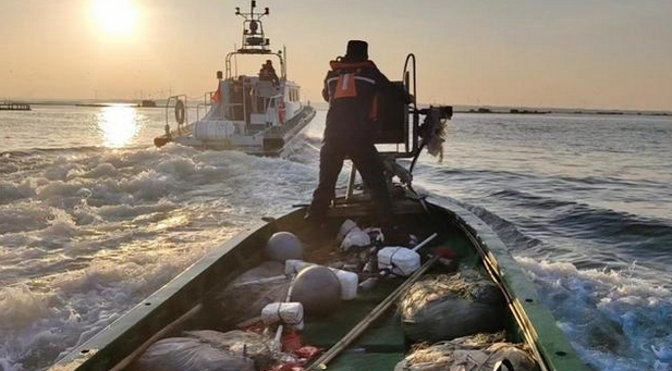湛江5人乘渔船出海游玩遇发动机故障被困，海警迅速救援保障安全