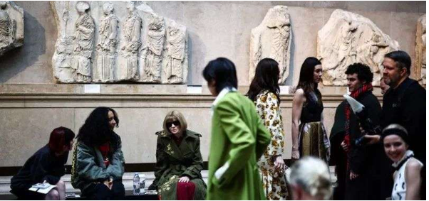 大英博物馆时装展激怒希腊，展厅位置引发争议