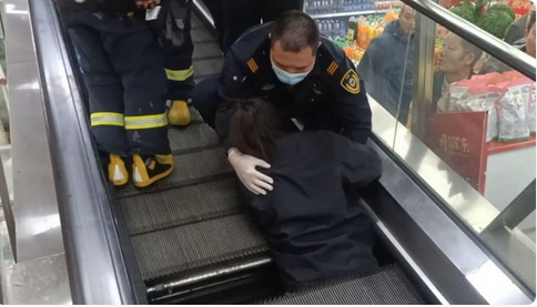 女子意外被自动扶梯“吞噬”，消防紧急救援挽救生命