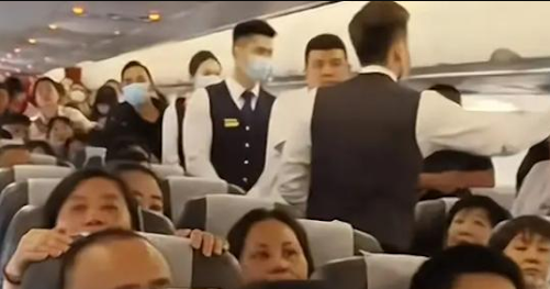 乘客强烈反对！女子躺座椅拒绝配合，航班延误超2小时
