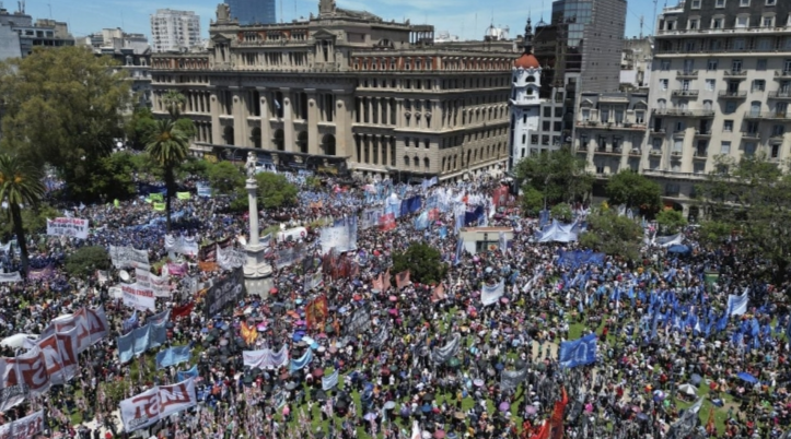 阿根廷民众再次走上街头抗议 政府紧缩政策引发不满
