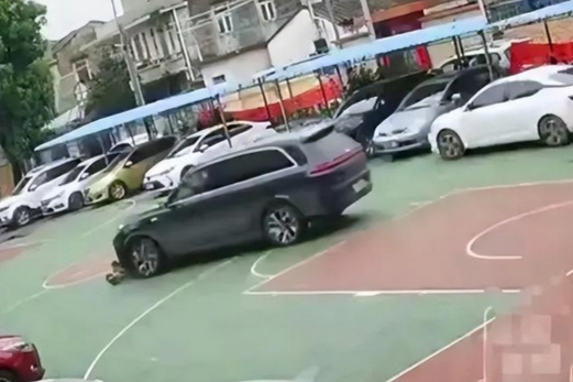 广东篮球场车祸：小孩被SUV碾压，幸遇热心市民急救