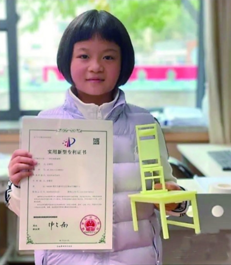 重庆小女孩发明“抗震桌椅”获国家专利，保护学生安全
